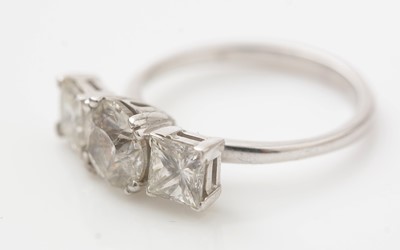 Lot 487 - A three stone diamond ring