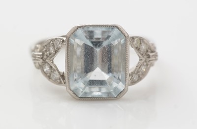 Lot 489 - An aquamarine and diamond ring