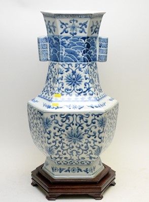 Lot 737 - Chinese blue and white arrow form vase