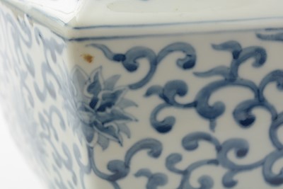 Lot 737 - Chinese blue and white arrow form vase