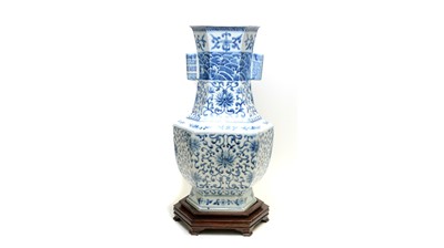Lot 822 - Chinese blue and white arrow form vase