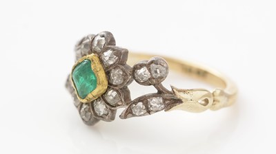Lot 460 - A George III emerald and diamond cluster ring