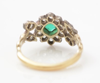 Lot 460 - A George III emerald and diamond cluster ring