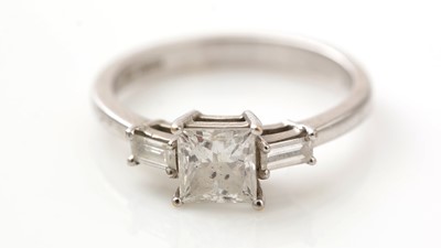 Lot 562 - A three stone diamond ring