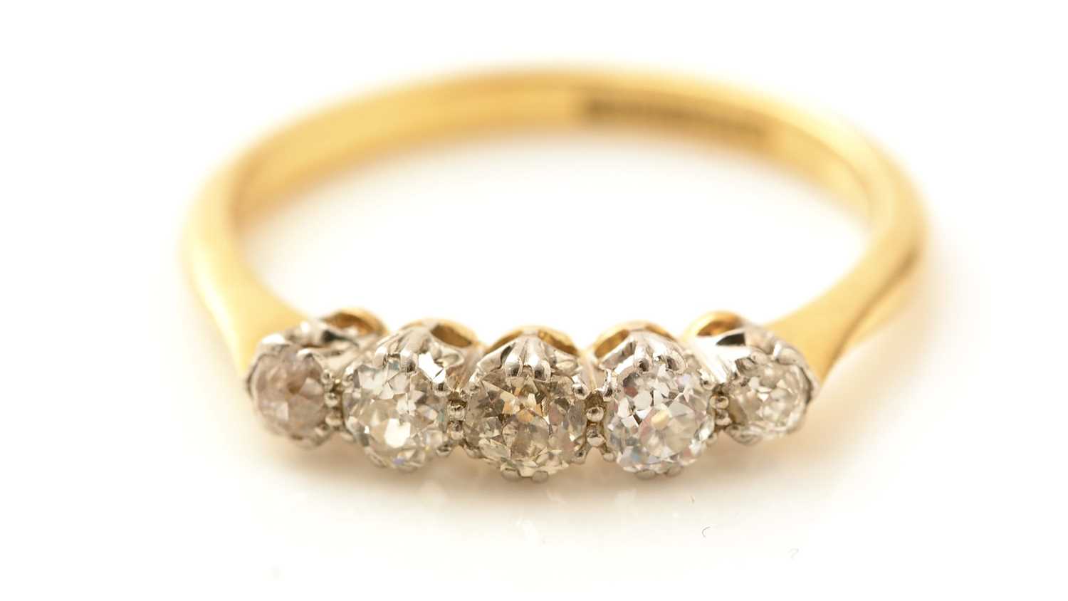 Lot 473 - A five stone diamond ring