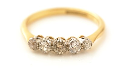 Lot 473 - A five stone diamond ring