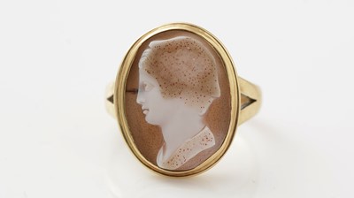 Lot 463 - A 19th Century hardstone cameo ring
