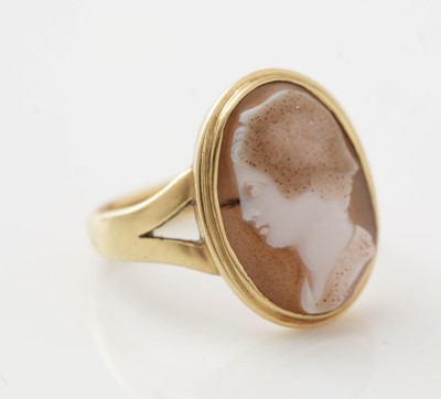 Lot 463 - A 19th Century hardstone cameo ring