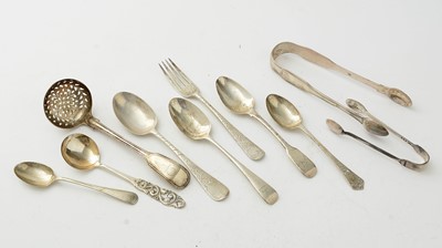 Lot 902 - A selection of silver items