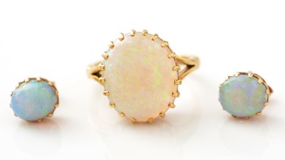 Lot 426 - An opal ring and earrings