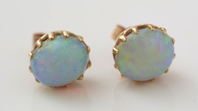 Lot 426 - An opal ring and earrings