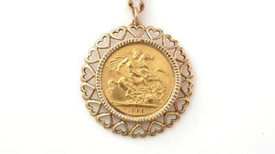 Lot 930 - An Elizabeth II gold sovereign pendant