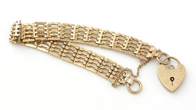 Lot 932 - A 9ct yellow gold bracelet