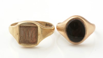 Lot 935 - A 9ct yellow gold masonic ring, and an onyx signet ring