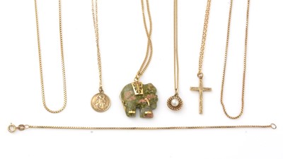 Lot 938 - A selection of 9ct gold chains and pendants