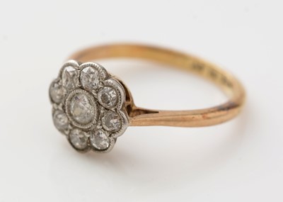 Lot 477 - A Victorian diamond cluster ring