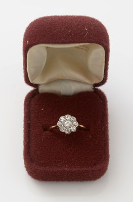 Lot 477 - A Victorian diamond cluster ring