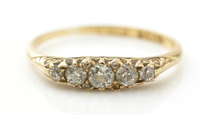 Lot 916 - A five stone diamond ring