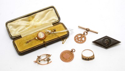 Lot 1248 - Garnet ring, gold jewellery and other items