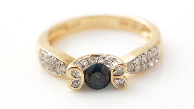 Lot 512 - A sapphire and diamond ring