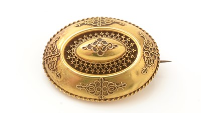 Lot 451 - A Victorian 18ct yellow gold brooch