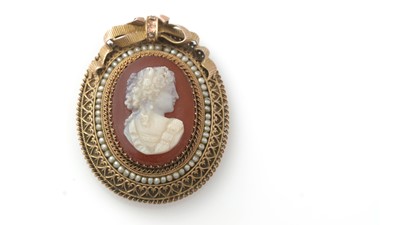 Lot 798 - A carved agate hardstone cameo brooch
