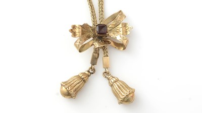 Lot 797 - A garnet and gold necklace