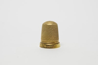 Lot 255 - A 15ct yellow gold sewing thimble, by George Unite, Birmingham