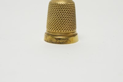 Lot 255 - A 15ct yellow gold sewing thimble, by George Unite, Birmingham