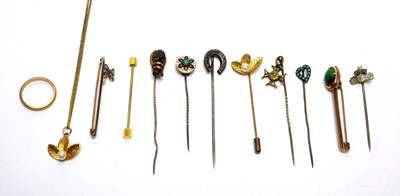 Lot 1013 - A 1916 dated yellow-metal and malachite stock pin, a wedding band, and other tie pins