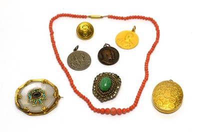 Lot 1010 - A selection of jewellery including a coral necklace with precious yellow-metal clasp