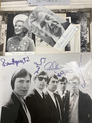 Lot 1013 - A collection of Beatles and other memorabilia