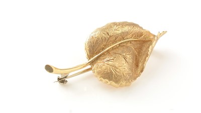Lot 760 - An 18ct yellow gold leaf pattern brooch