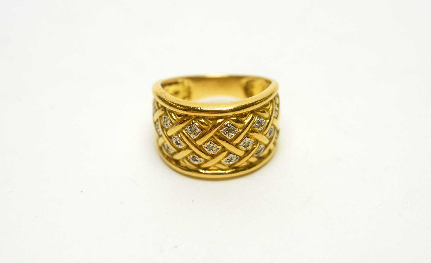 Lot 1099 - An 18ct yellow gold and diamond ring