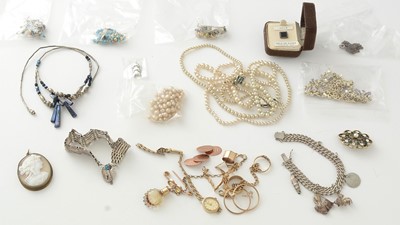 Lot 782 - A selection of gold jewellery and other jewellery