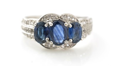 Lot 791 - A sapphire ring