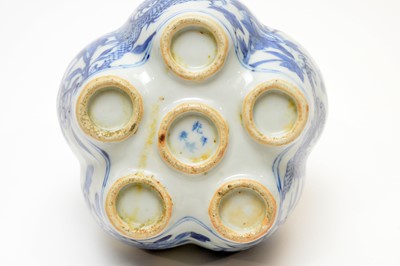 Lot 859 - Chinese blue and white bulb vase