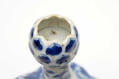 Lot 859 - Chinese blue and white bulb vase