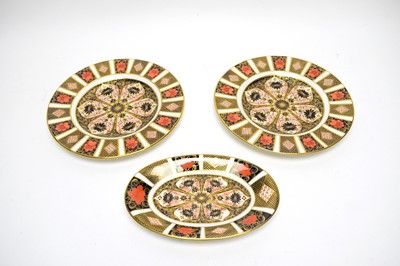 Lot 125 - A pair of Royal Crown Derby ‘Old Imari’ circular cabinet plates