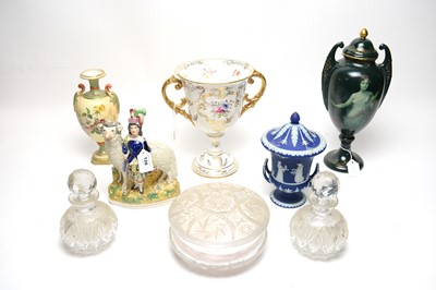 Lot 128 - A selection of decorative ceramics and glass ware