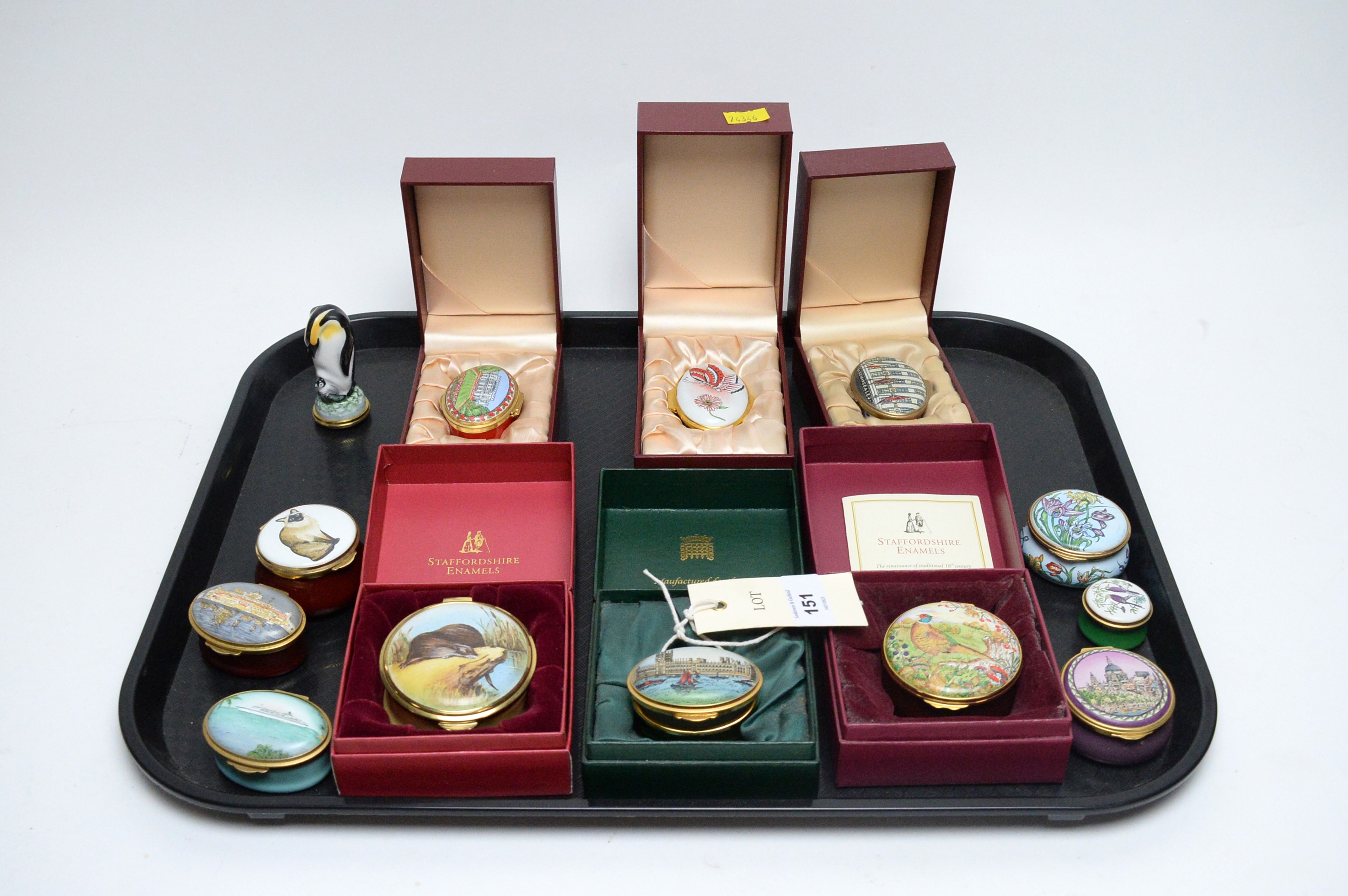 英国STAFFORDSHIRE ENAMELS ピルケース テディベアピルケース Lot 151 - A collection of Staffordshire Enamels pill