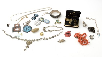 Lot 879 - Silver and other jewellery