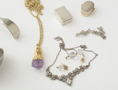Lot 880 - A selection of gold and costume jewellery, and other items