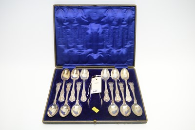 Lot 941 - A cased set of twelve Edwardian silver Queens pattern teaspoons