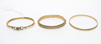 Lot 958 - Three 9ct gold bangles