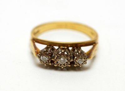 Lot 968 - An 18ct gold three-stone diamond ring