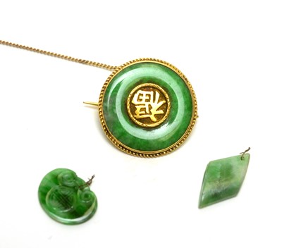 Lot 974 - An early 20th Century Chinese high-carat yellow-metal and jade "Happiness" brooch