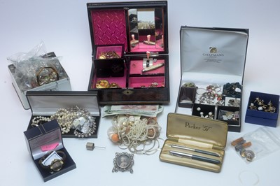 Lot 1075 - A collection of silver and costume jewellery