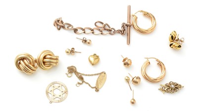 Lot 1068 - A selection of gold jewellery