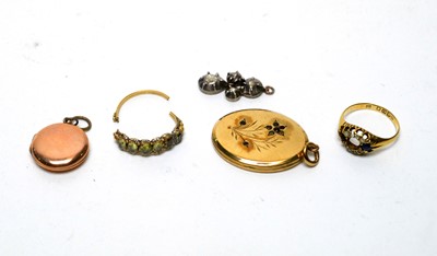 Lot 1069 - A selection of broken jewellery